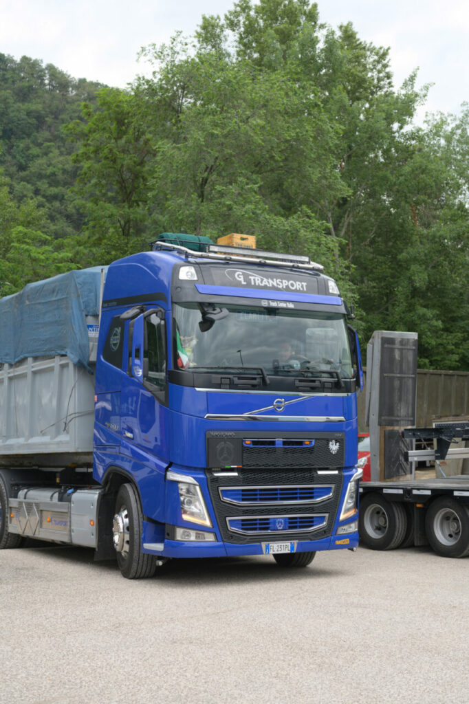 Einweihung des neuen Hauptsitzes in Auer truck welt officina ora 55