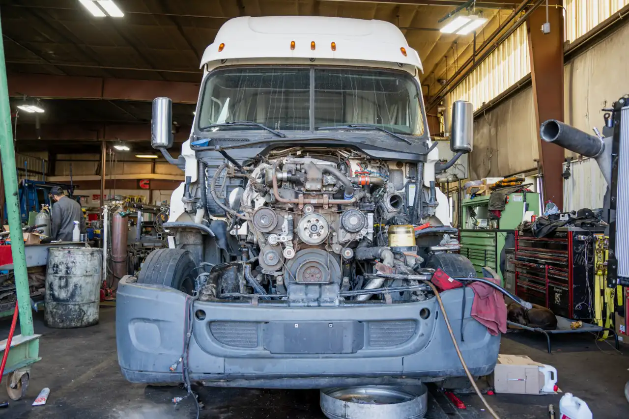Manutenzione della sospensione del camion pesante per una distribuzione ottimale del carico e della guida ammortizzatori