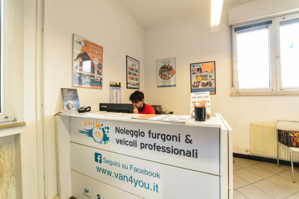 officina per camion bolzano_DSC3500 Officine svg+xml;charset=utf