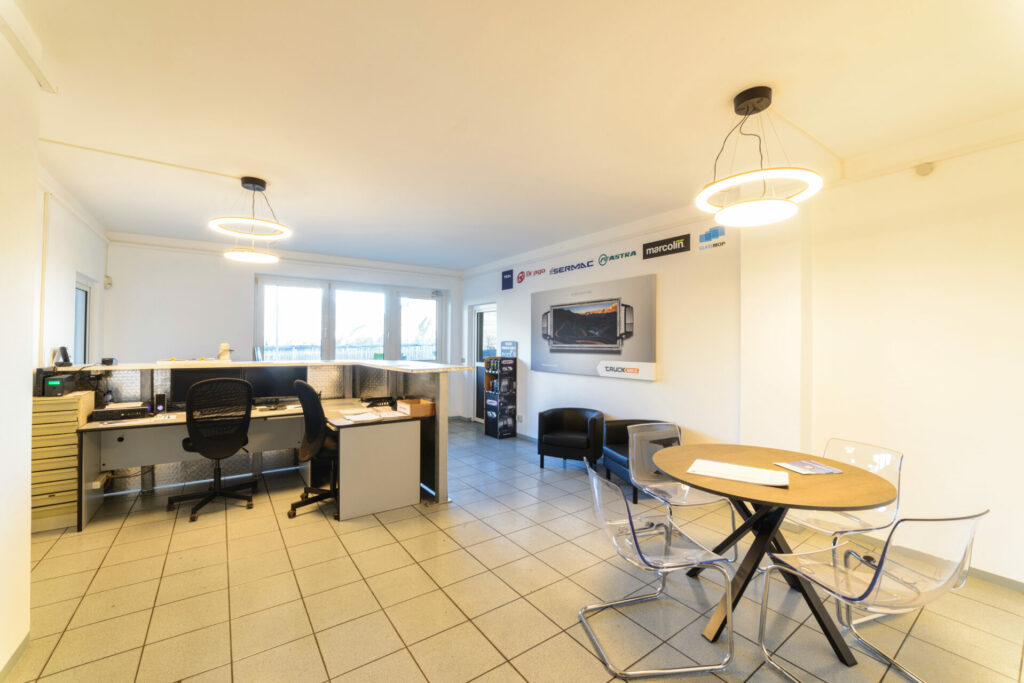 officina per camion ora_DSC3504 Officine svg+xml;charset=utf