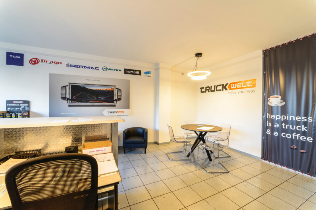 officina per camion ora_DSC3506 Officine svg+xml;charset=utf