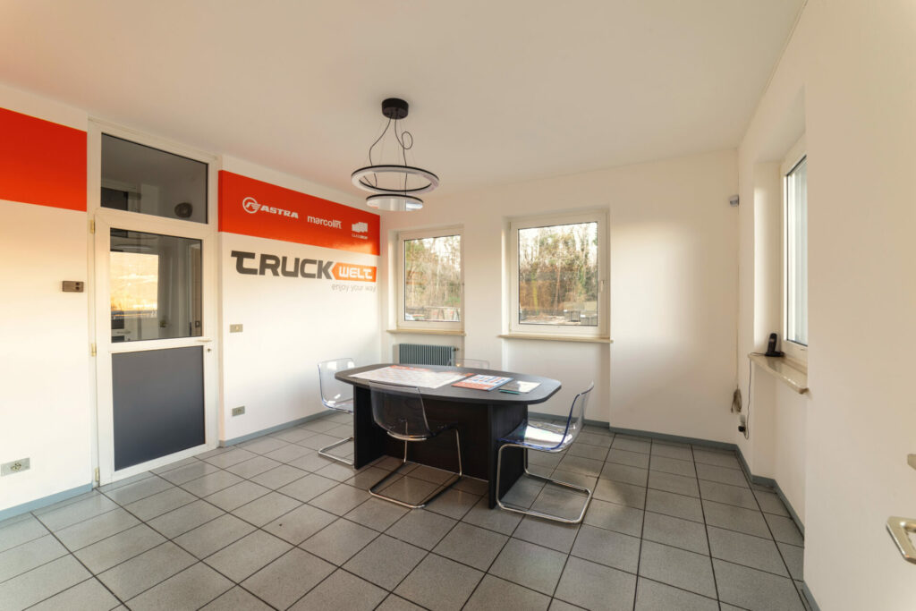 officina per camion ora_DSC3509 Officine svg+xml;charset=utf