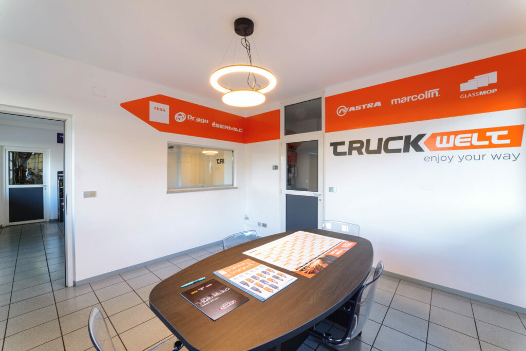 officina per camion ora_DSC3511 Officine svg+xml;charset=utf