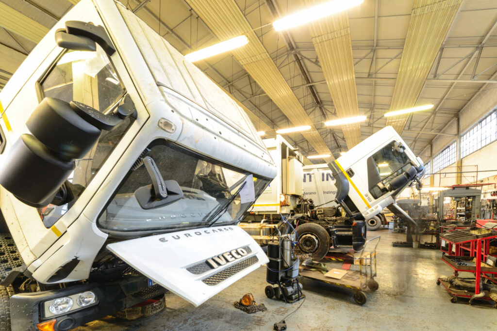 officina per camion ora_DSC3526 Officine svg+xml;charset=utf