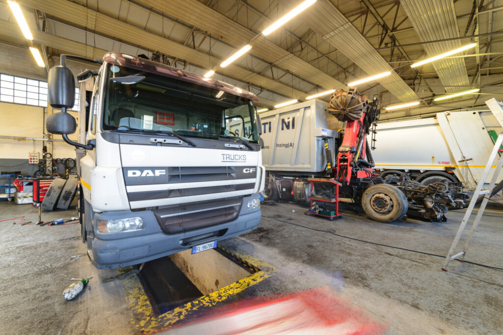 officina per camion ora_DSC3529 Officine svg+xml;charset=utf