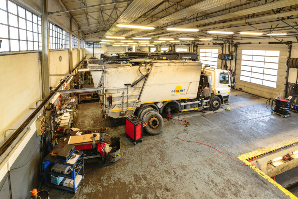 officina per camion ora_DSC3531 Officine svg+xml;charset=utf