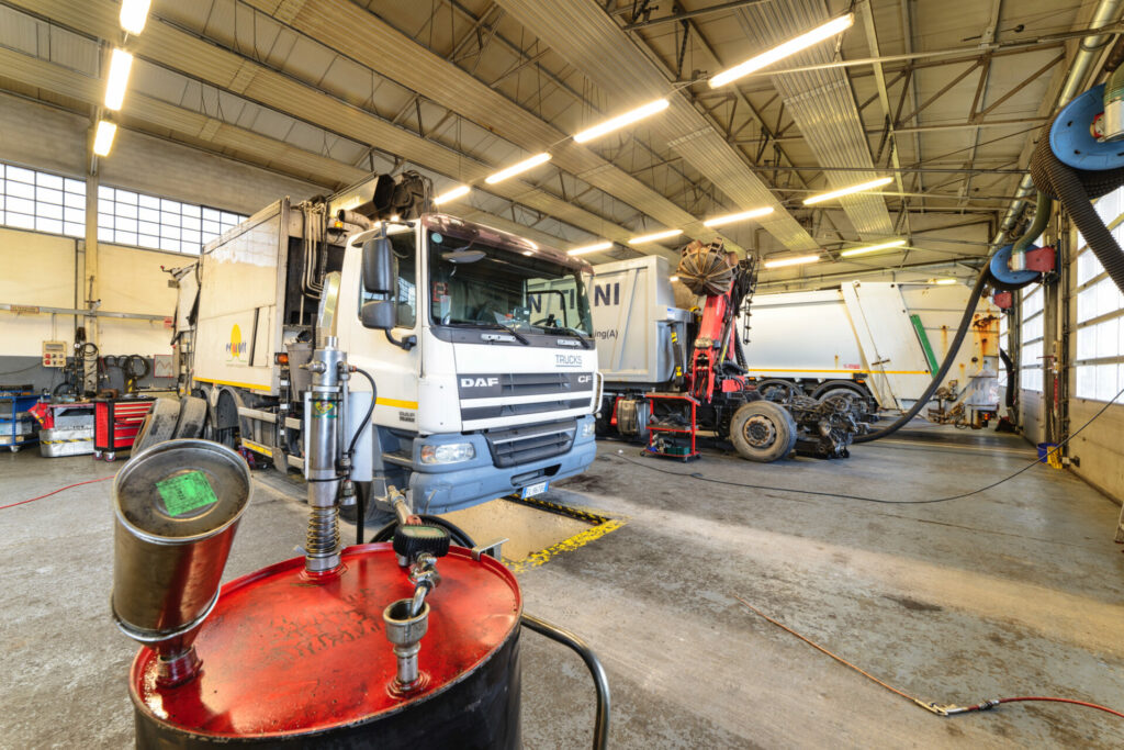 officina per camion ora_DSC3533 Officine svg+xml;charset=utf