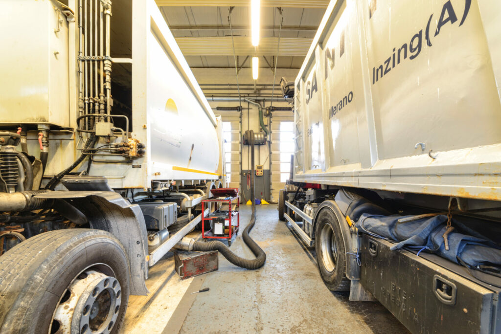 officina per camion ora_DSC3535 Officine svg+xml;charset=utf