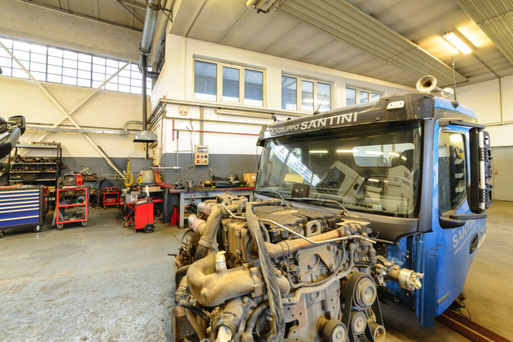 officina per camion ora_DSC3536 Officine svg+xml;charset=utf